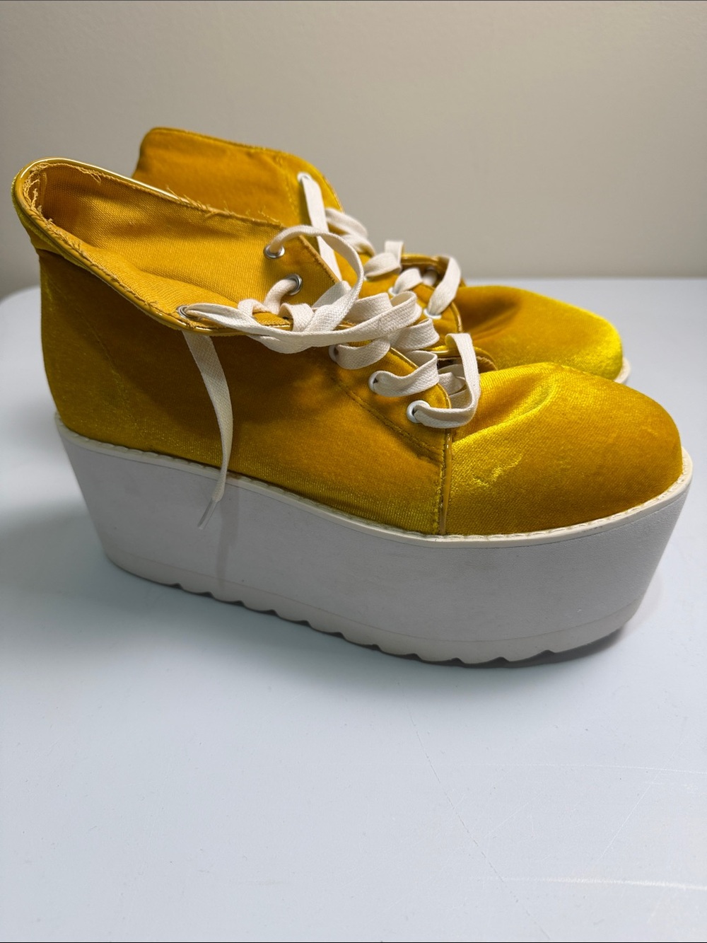 Women’s Yellow Velvet Platform Lace-Up Shoes NWOT Sz 7.5